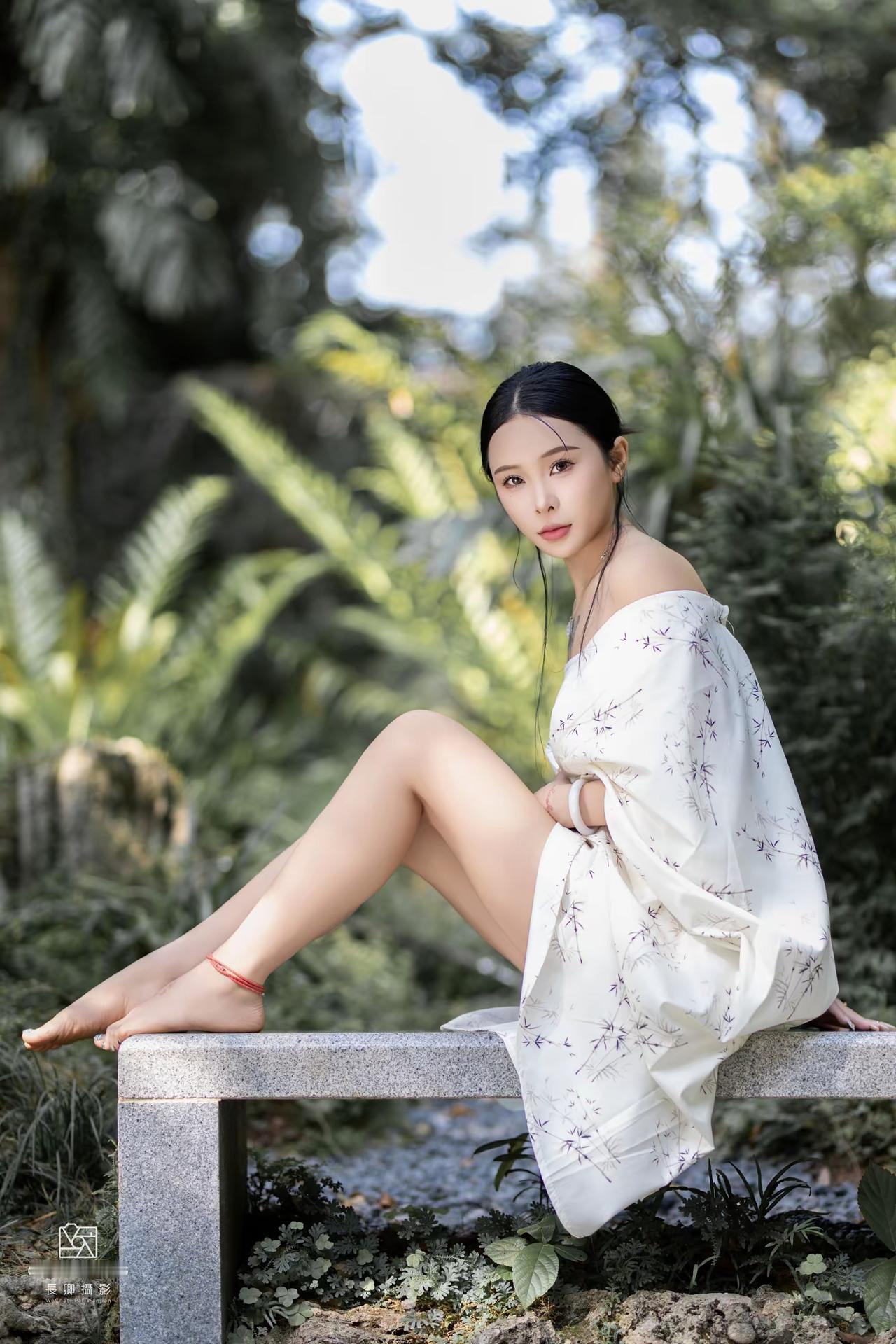 用一生雕刻一座雕像，却在黎明前，看着它被晨光融化成雾。