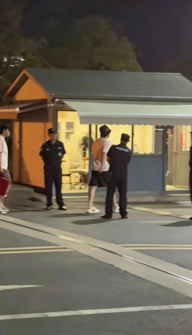 王楚钦后面的小跟班草莓熊手上拿的是几盒月饼呀，这是去送礼吗？他真的是不管在哪里