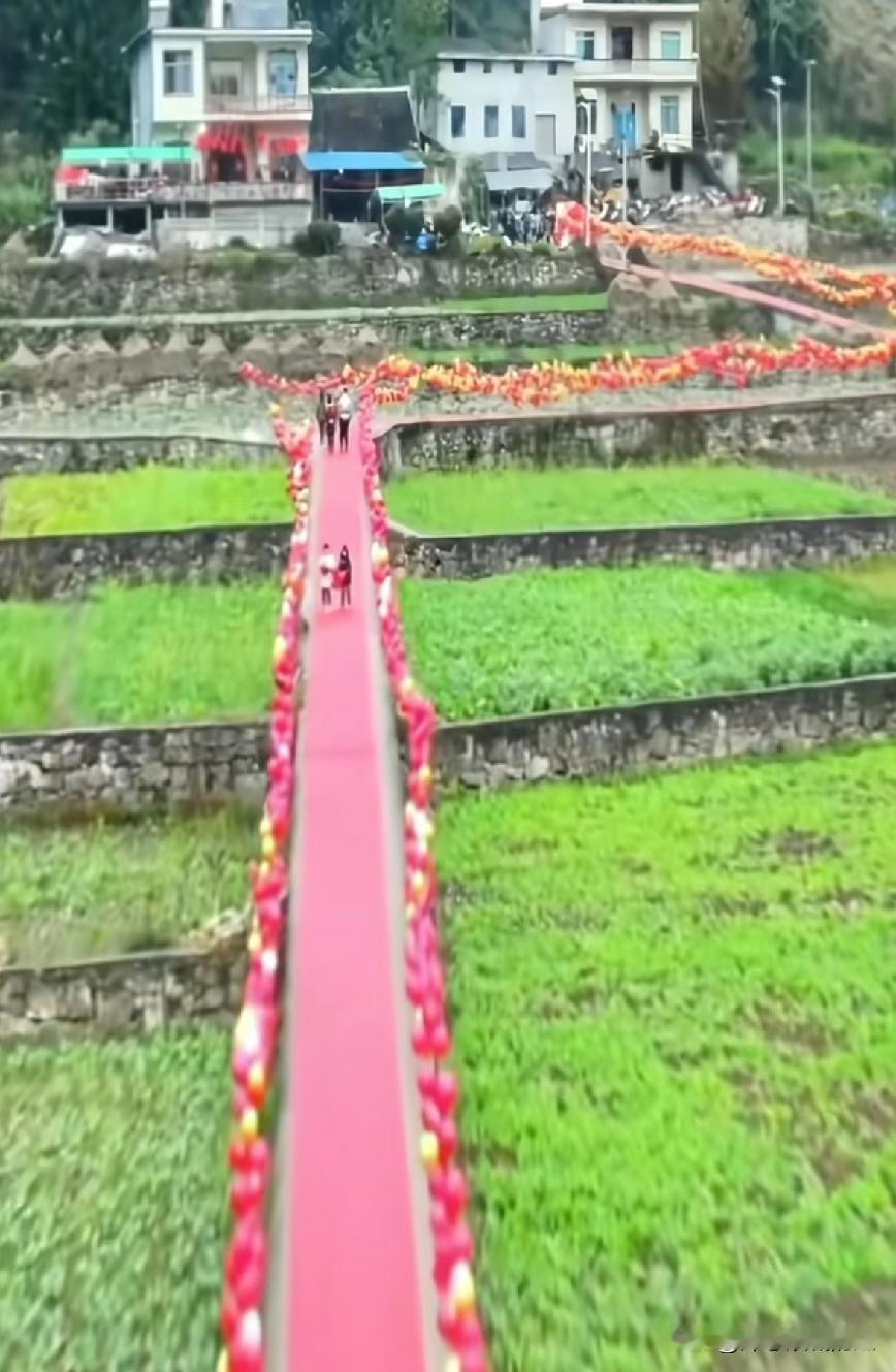 现在农村父母为儿子结婚操碎了心。结个婚，彩礼，房子，车子，都是父母准备好，最少