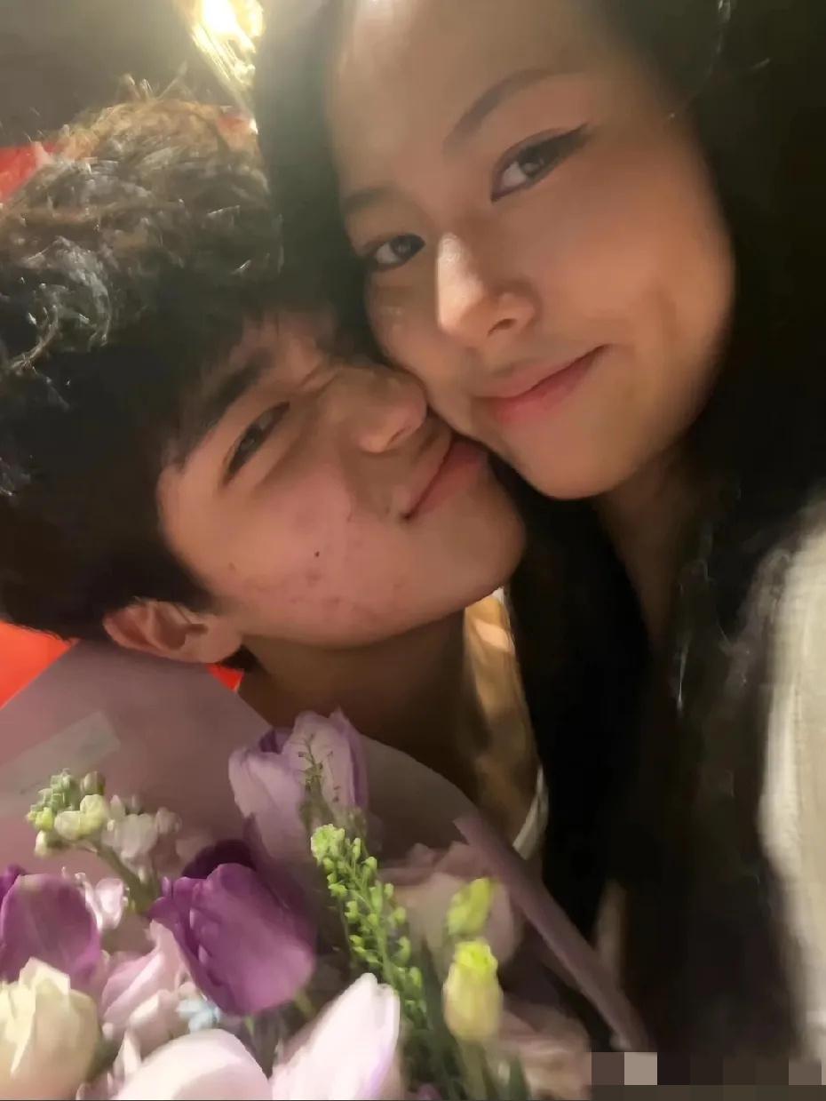 曹格儿子为女友庆生，甜蜜满溢。他少时样貌平平，如今长成阳光帅气的大男孩，气质愈发