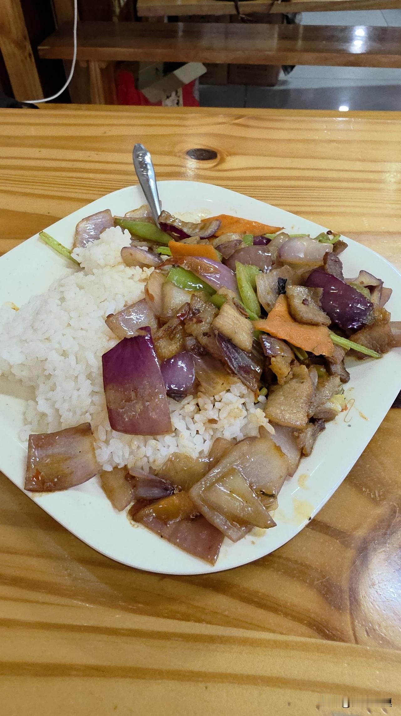 今天中午原谅了一个人，其实也是原谅了我自己……为了在常去的那家快餐店关门之前