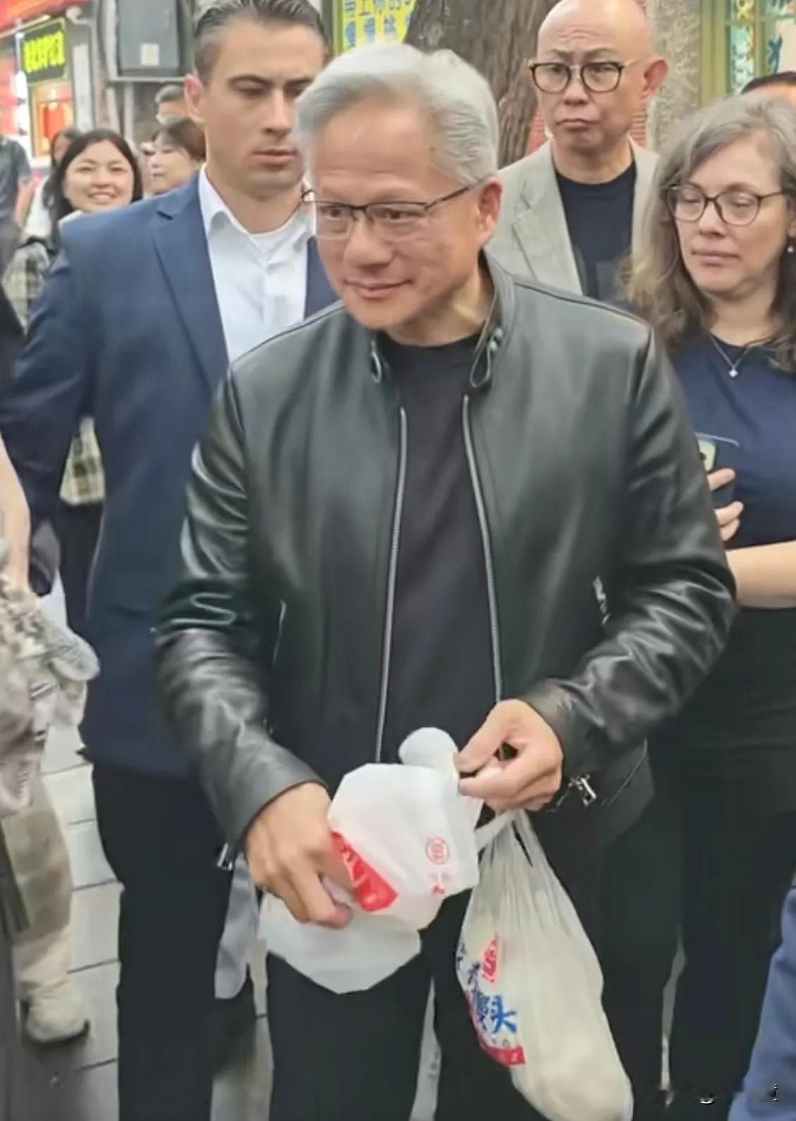 黄仁勋真没有随手扔垃圾！今天，黄仁勋手提鼓楼馒头，在北京和路人合影的视频火了！