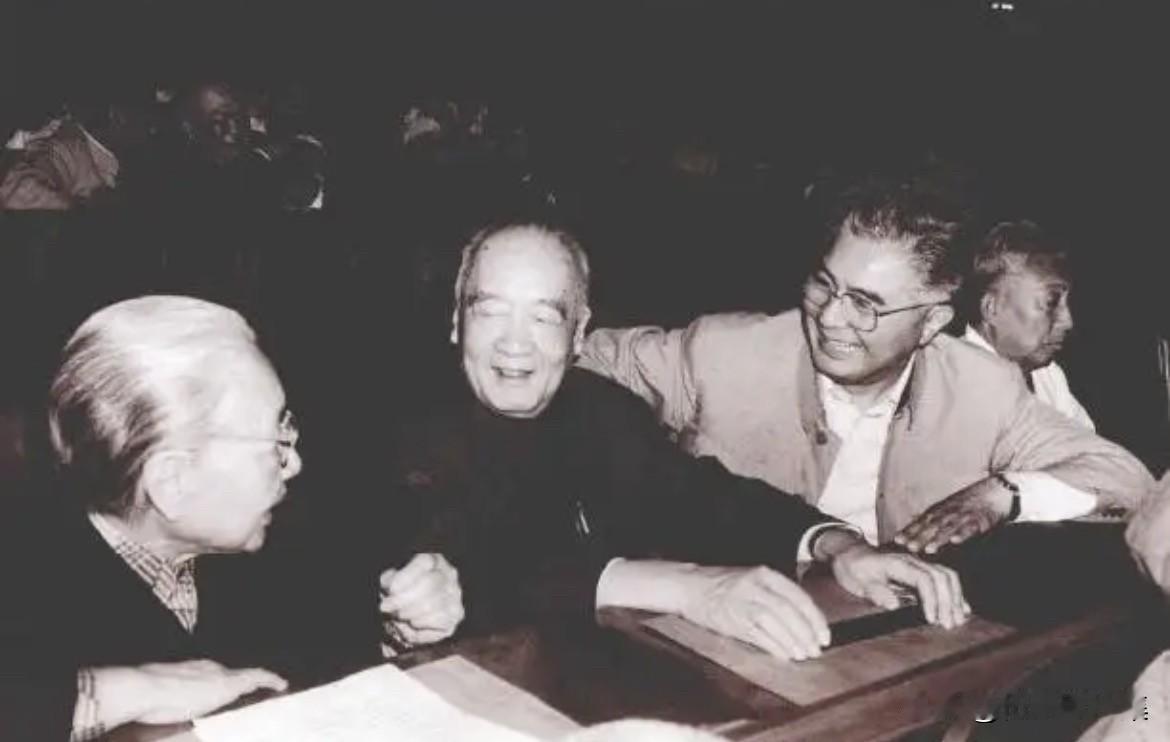 1980年8月，荣毅仁、罗叔章、胡子昂在五届全国人大三次会议上的交流的老照片。其
