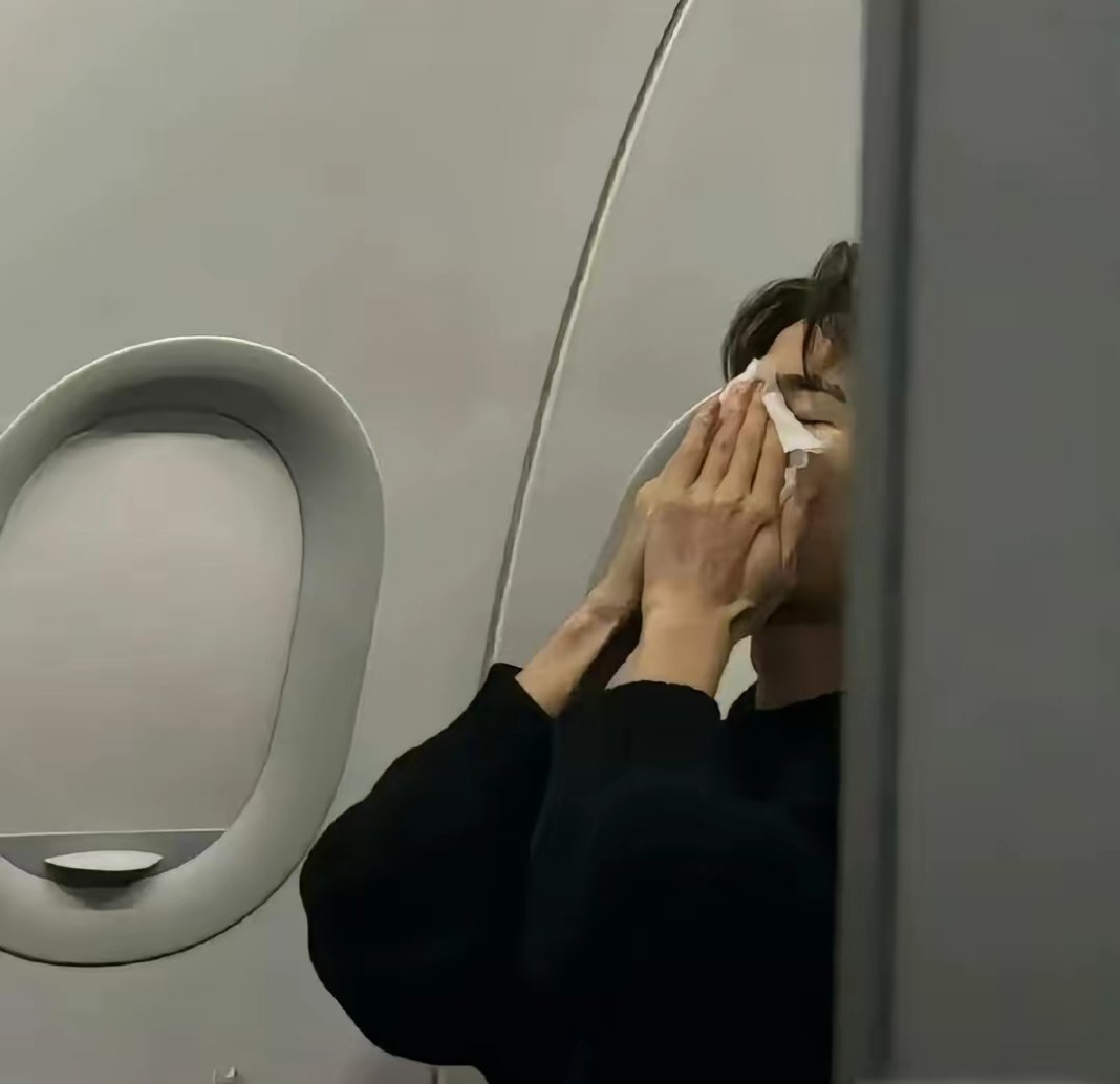 飞机上张凌赫这可是纯素颜的，长得白皙干净，你看哪个明星化妆了敢拿个湿纸巾一顿乱擦