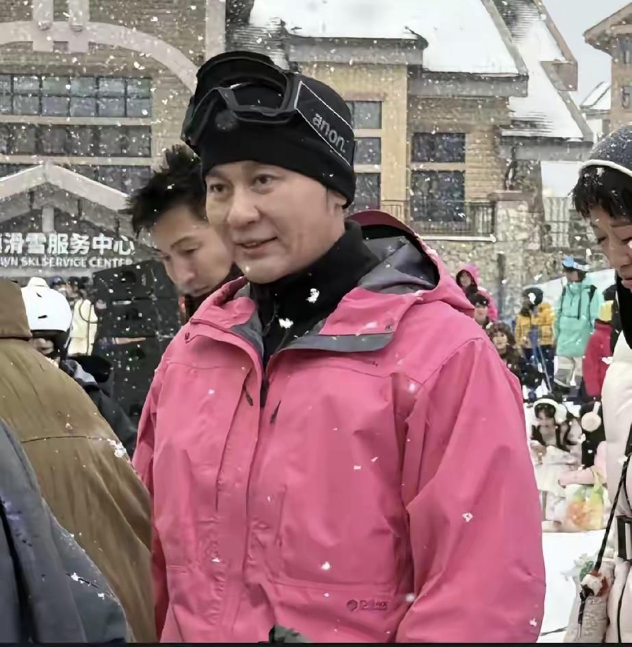 看到李晨的照片很多人都惊住了，不是因为他老了，也不是因为他胖了，而是因为