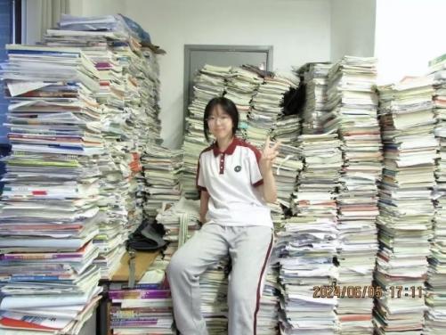 一对儿夫妻说现在的孩子内卷太厉害，打算送孩子出国留学？世易时移，现在外国的月亮不