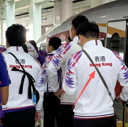 字幕悄悄改了“中国香港”四个字忽然没了。2025年全国运动会的赛场上，香港队