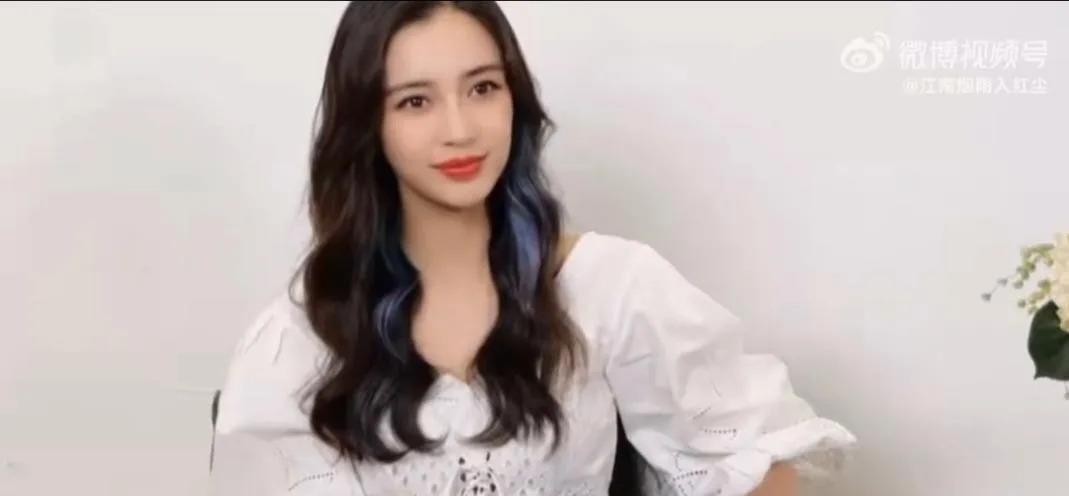 “杨颖，今非昔比！据港媒报道，杨颖因为被内地软封，账号解禁也没有工作，所以把全部
