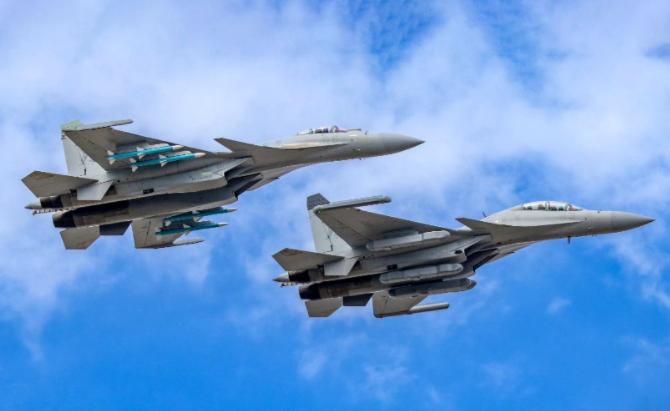 歼-15B绝对是重型舰载机里的“战力天花板”，能把美国F/A-18E/F、俄国米