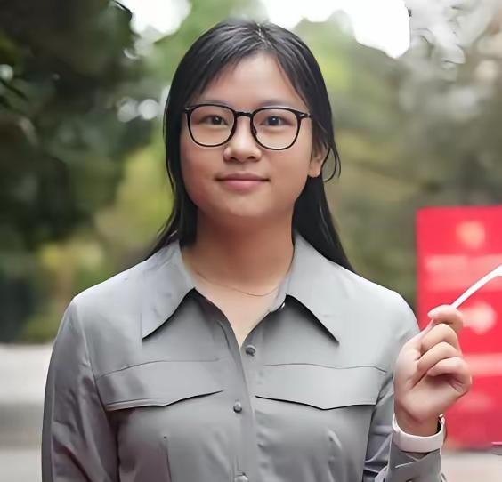 姚婷，来自湖南益阳的“逆袭型”天才学霸，华中科技大学博士，原本更倾向于留在高校任