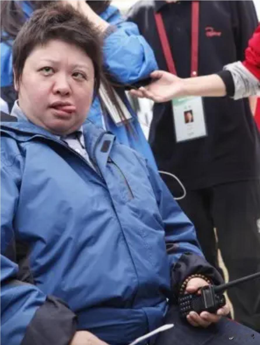 韩红，一个霸气侧漏的人，躲不是办法啊！面对大众和月捐人的追问躲是躲不过去的，最好