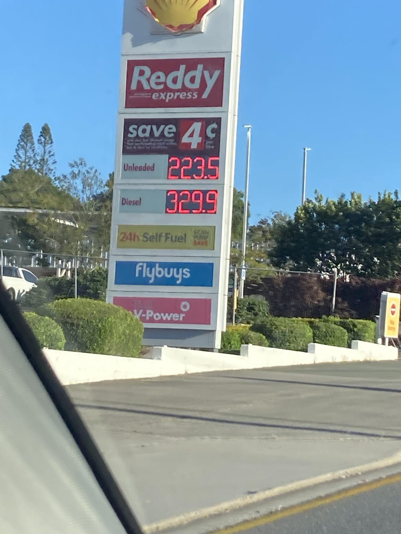 澳洲油价已经飙到加半箱油就要500块人民币，车主直接破防。加油站断供，油价上天，