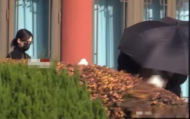 唐嫣和爸爸现身罗晋父亲的追悼会，一早就起来迎宾，搀扶着婆婆，看得出来婆婆心情悲伤