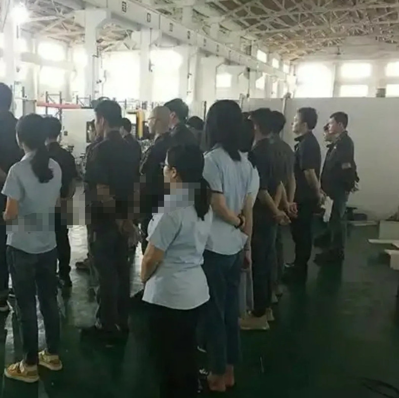 今天早上老板开早会，原话是这么说的：“要是有人觉得别的公司工资比我这儿高，不