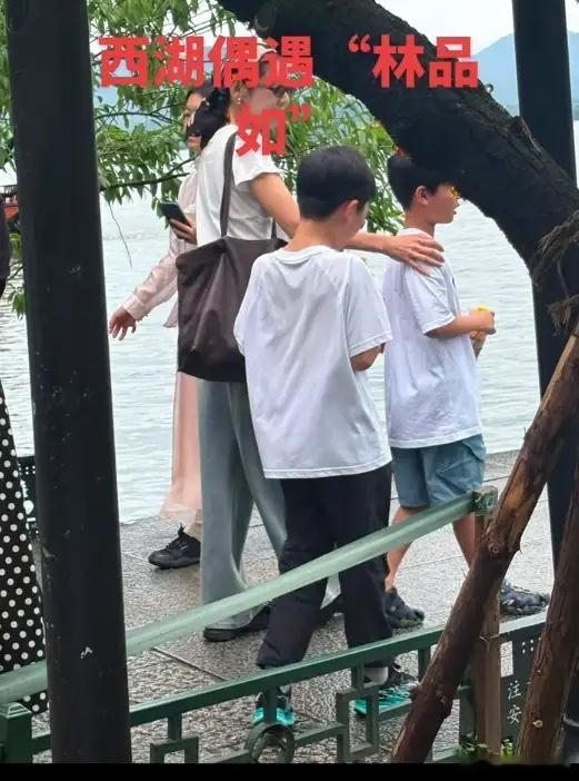 秋瓷炫于晓光暑假带着儿子啪嗒到西湖度假，47岁的秋瓷炫白T恤配牛仔裤，身材苗条，