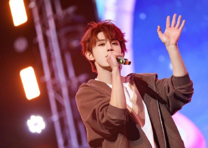 好一个乖乖小男孩，染了粉色头发依旧好帅！