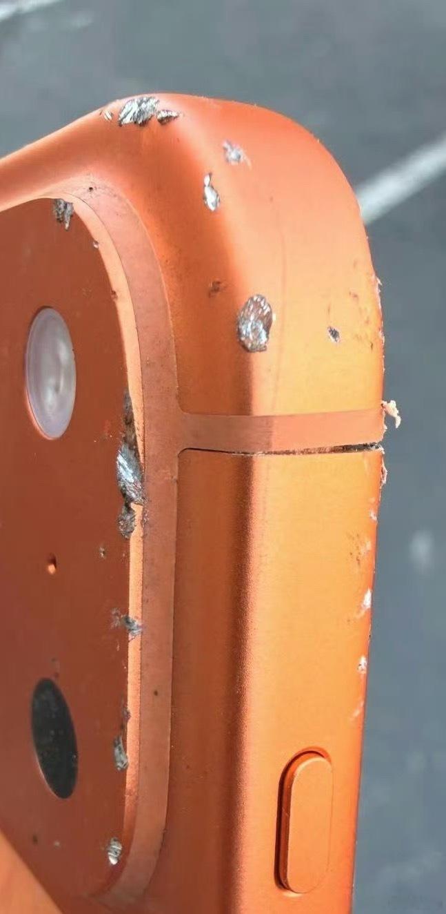 看了下网友的战损iPhone17pro赶紧下单个防摔手机壳吧啥金属壳的手机都