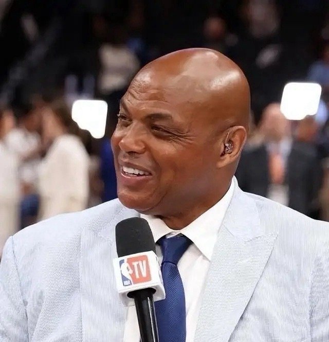 巴克利开炮了前NBA球员巴克利在一档节目中谈到了追梦格林在的未来，他说：“我从不