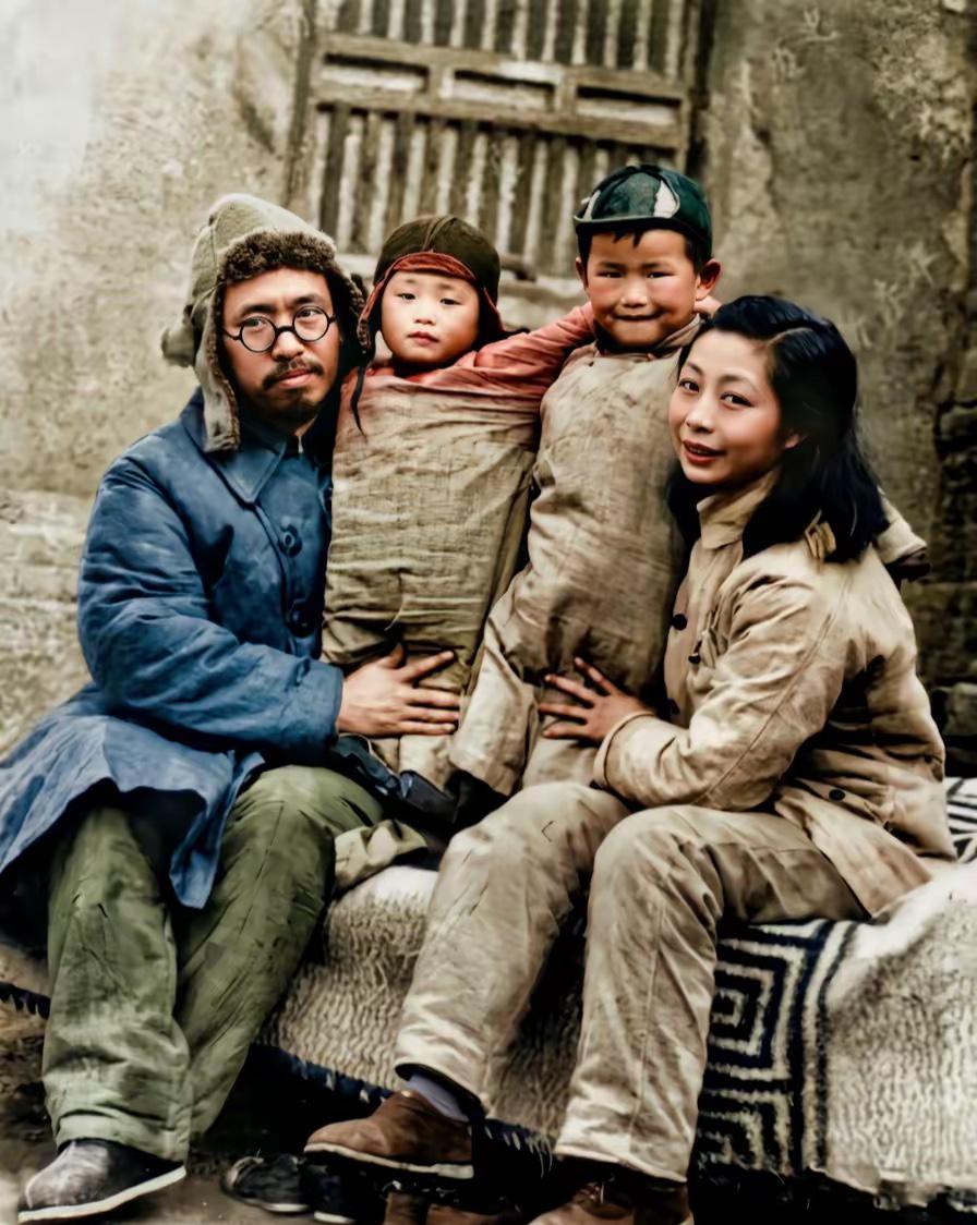 她少年参加红军，跟随队伍走完长征，新中国第一位女大校，享年90岁，丈夫是元帅，儿