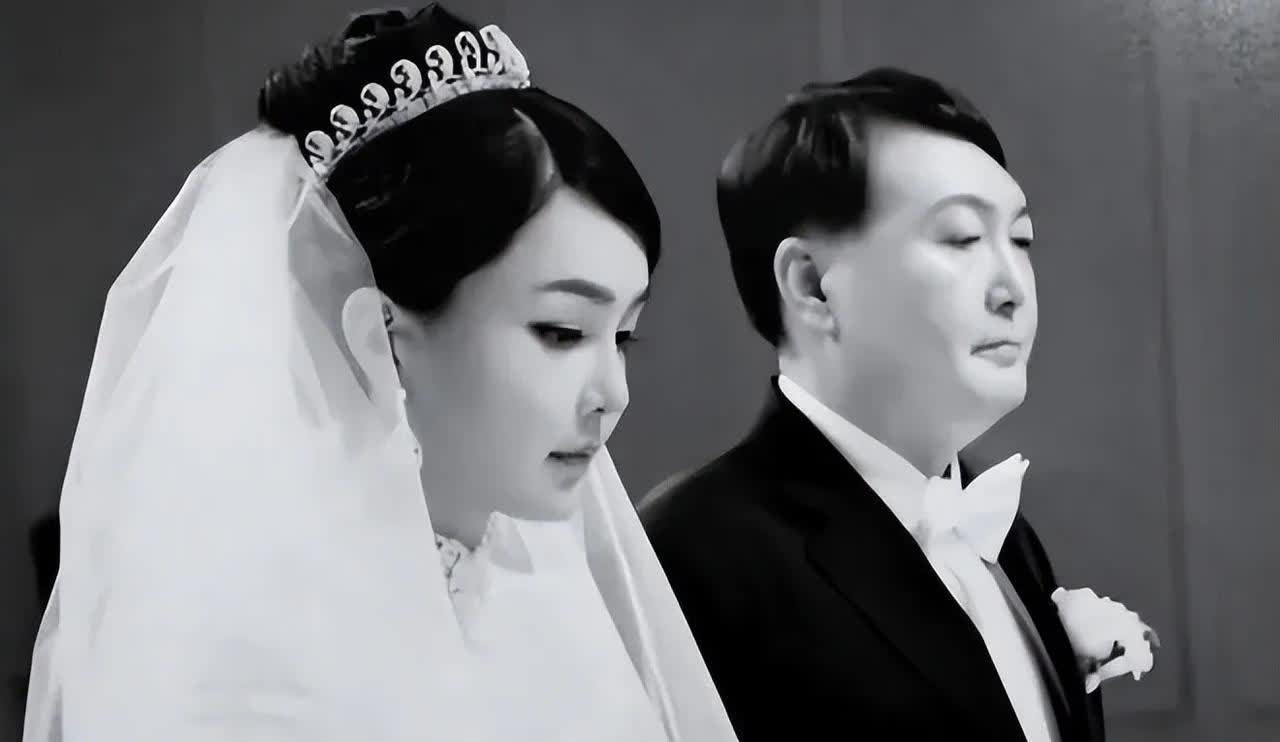 金建希夫妇结婚13年无子女，每次他们和狗狗合影都是好欢乐的样子，偶尔他们还给狗狗