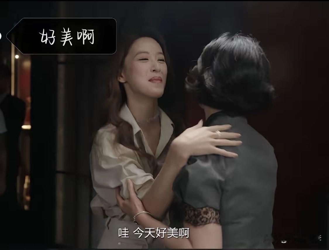 章泽天的长相怎么和以前不太一样了，记得她曾经是红极一时的奶茶妹妹，阳光青春美貌，