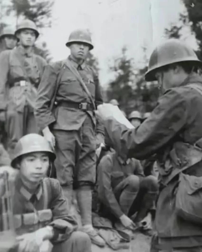 1984年，老山战场，一位年轻战士误闯入山洞，发现里面都是女人，战士刚去摸手榴弹