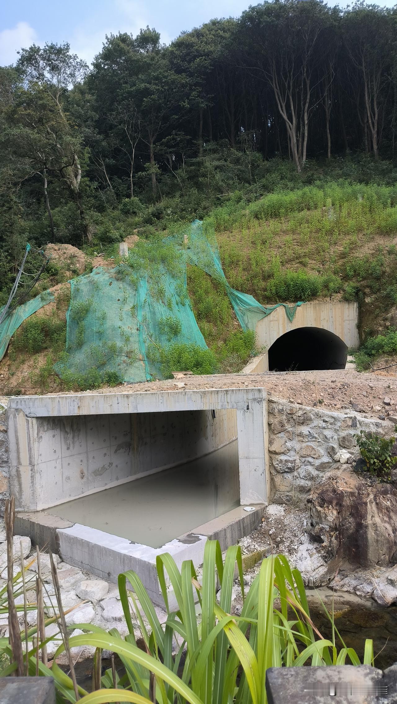 这个隧道莫非就是打通新路水库和城湾水库的吗？看起来也不大啊，靠自然流，还是机器
