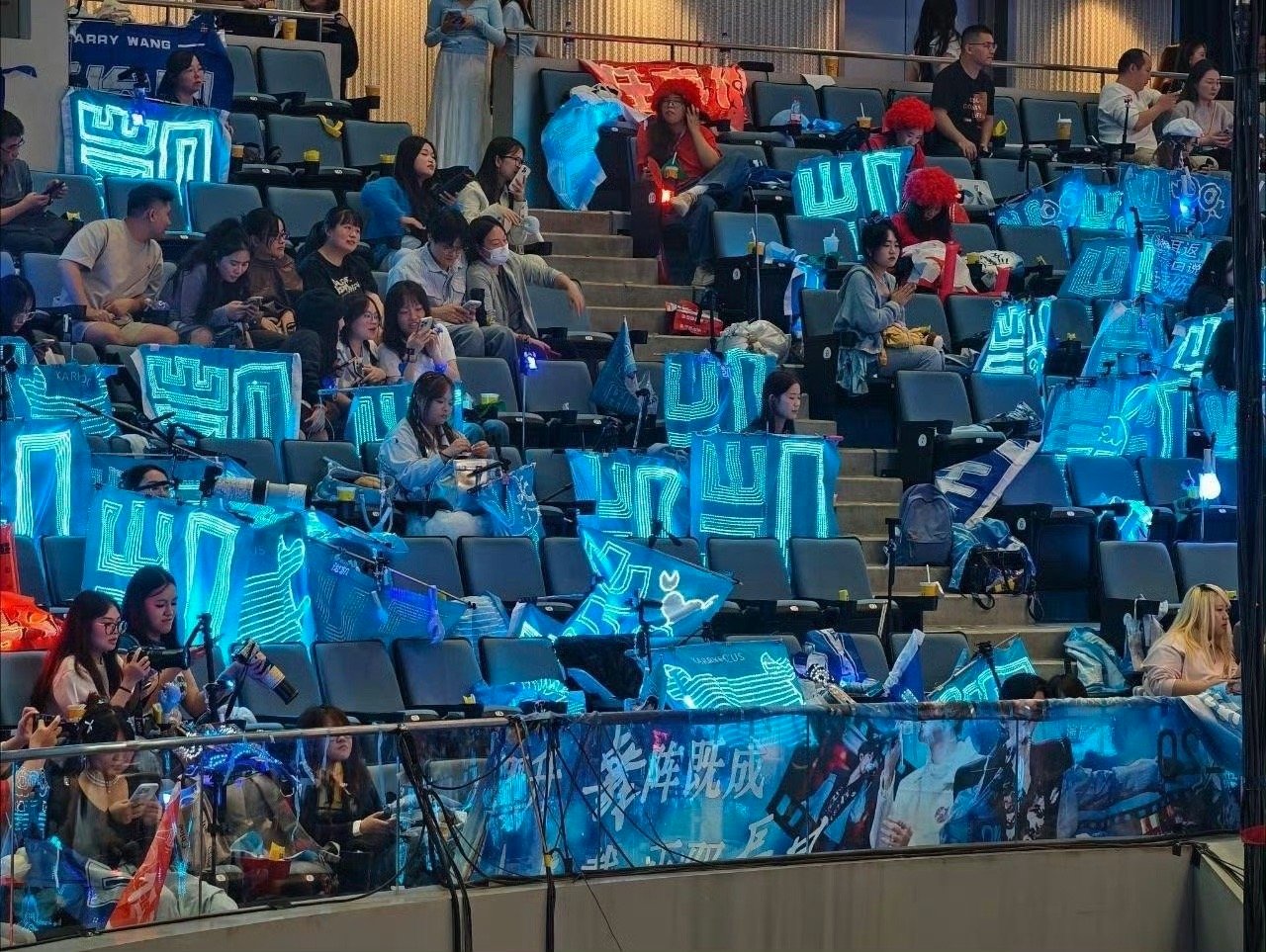 王俊凯蓝海王俊凯和任嘉伦线下灯牌海这个咋还有两个版本。？​😳网友说放空位