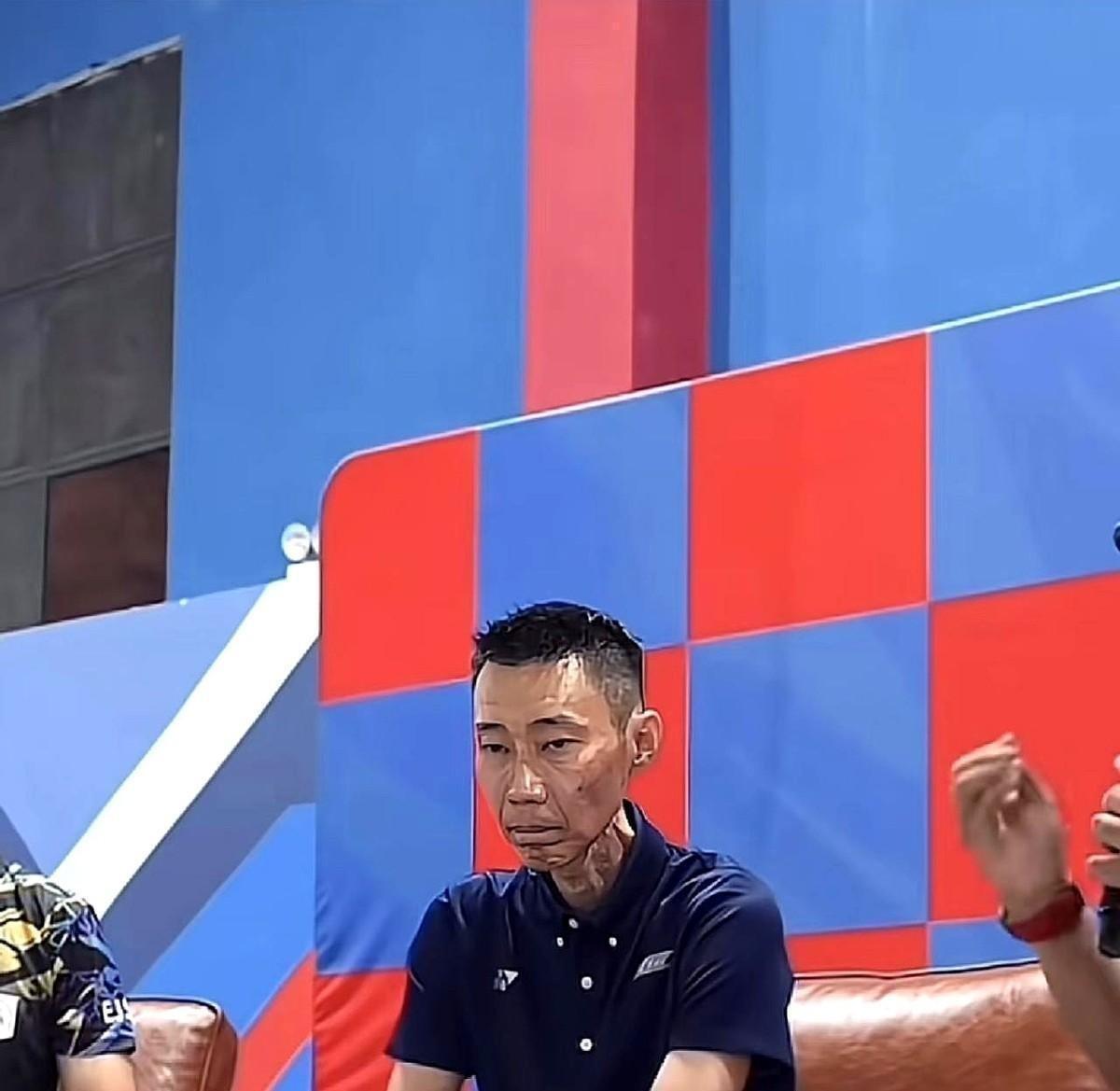 李宗伟，这个昔日羽坛顶流，2018年全英赛现场却突然身体发紧，整个人直接贴着墙喘