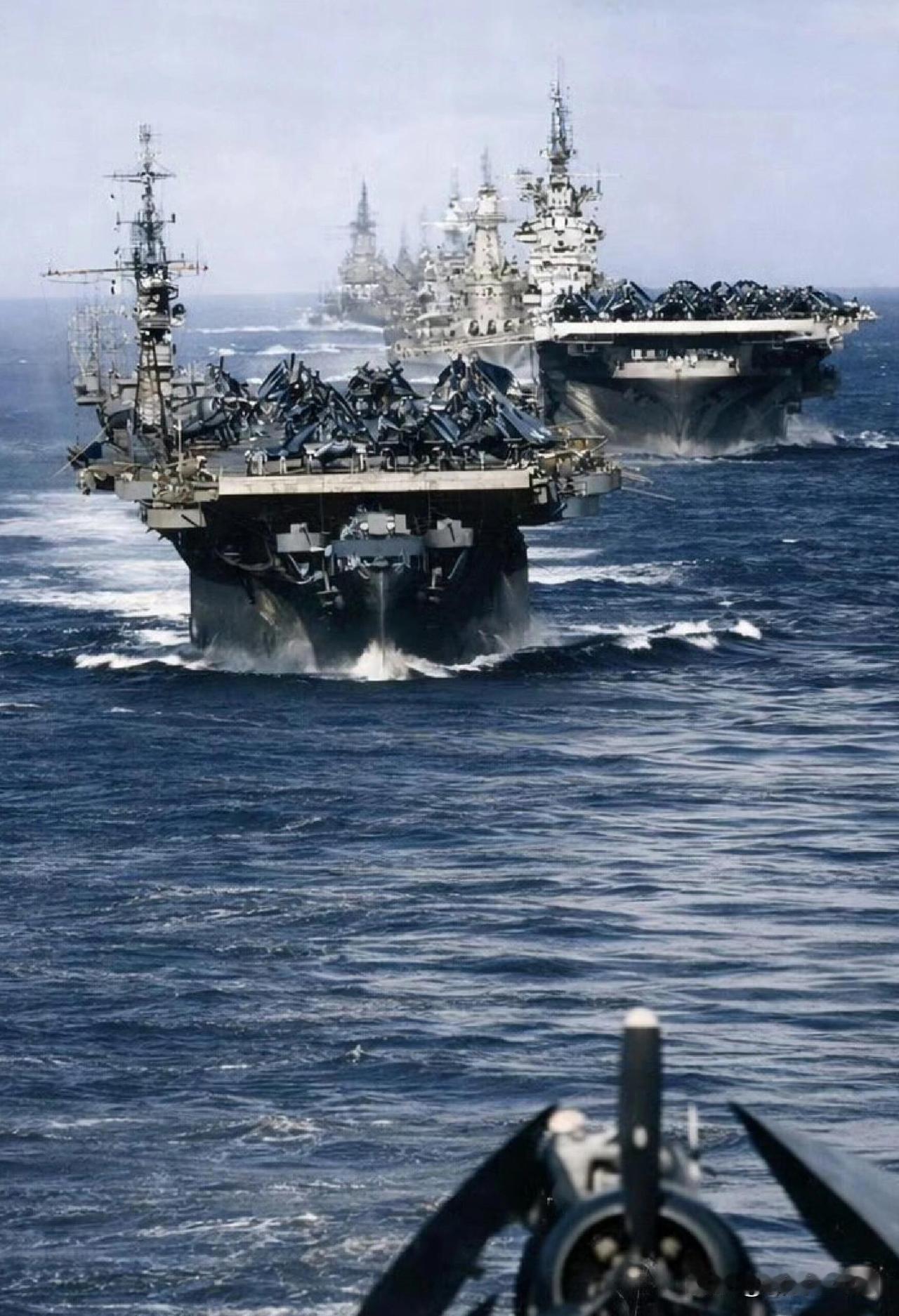 1944年12月24日，在菲律宾海域经历激战后的美国海军第38特遣舰队第3支队，