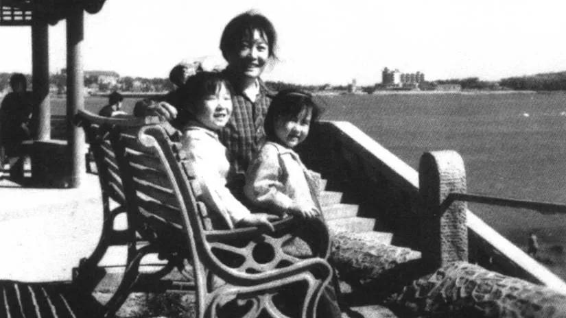 她是山东女性的杰出代表。千里寻夫，惨遭背叛，一气之下，带着两个年幼的女儿回国，途