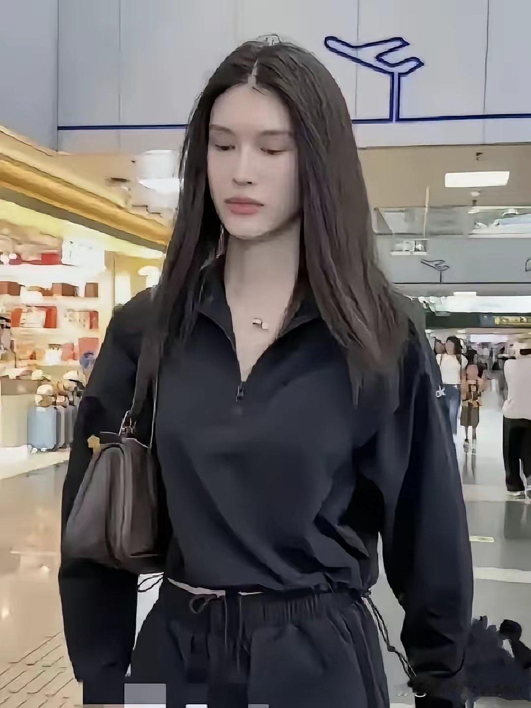 何穗机场被拍，那双眼睛吓到我了。​​​