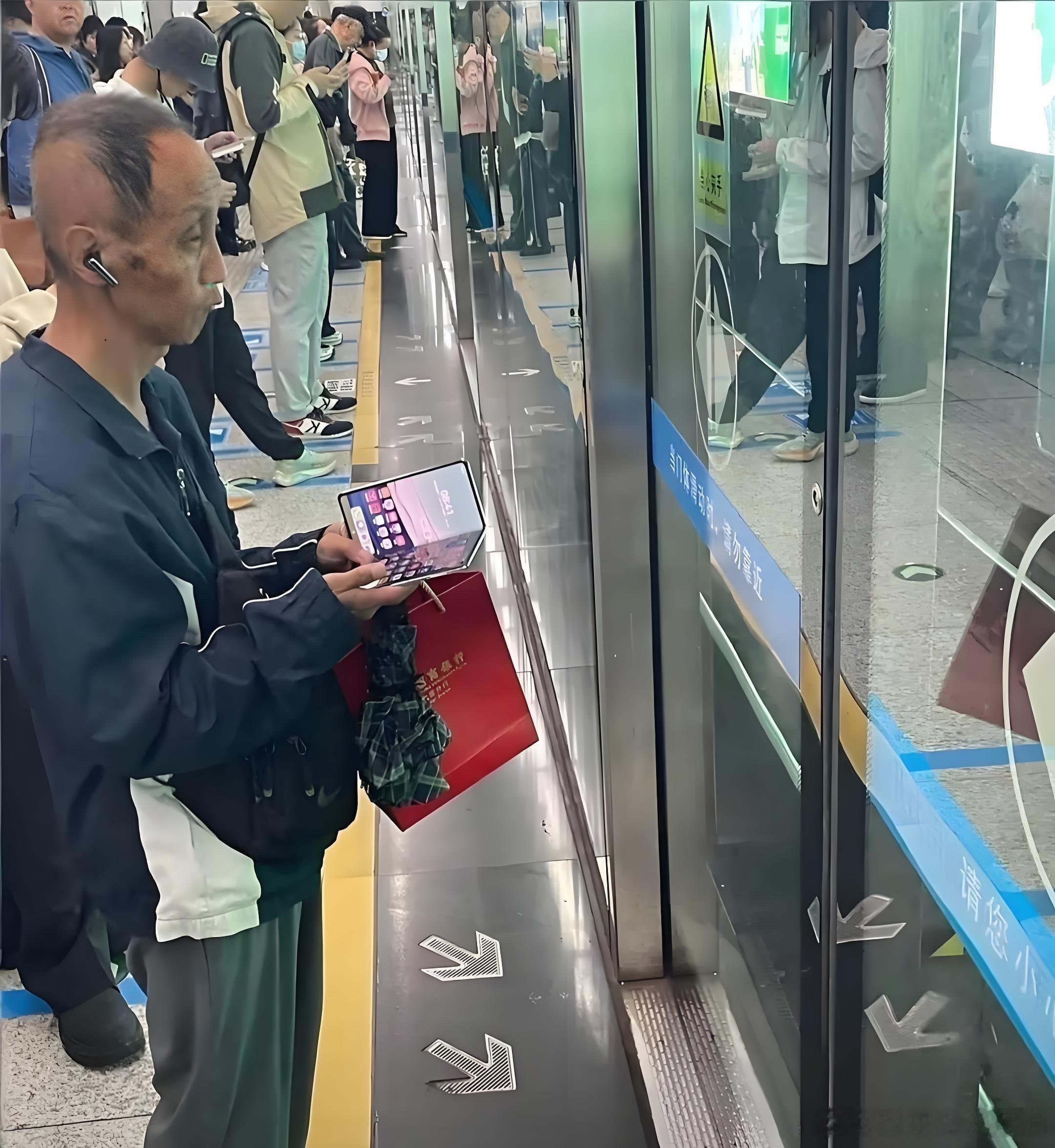 地铁里看到的，果真的是人不可貌相​​​