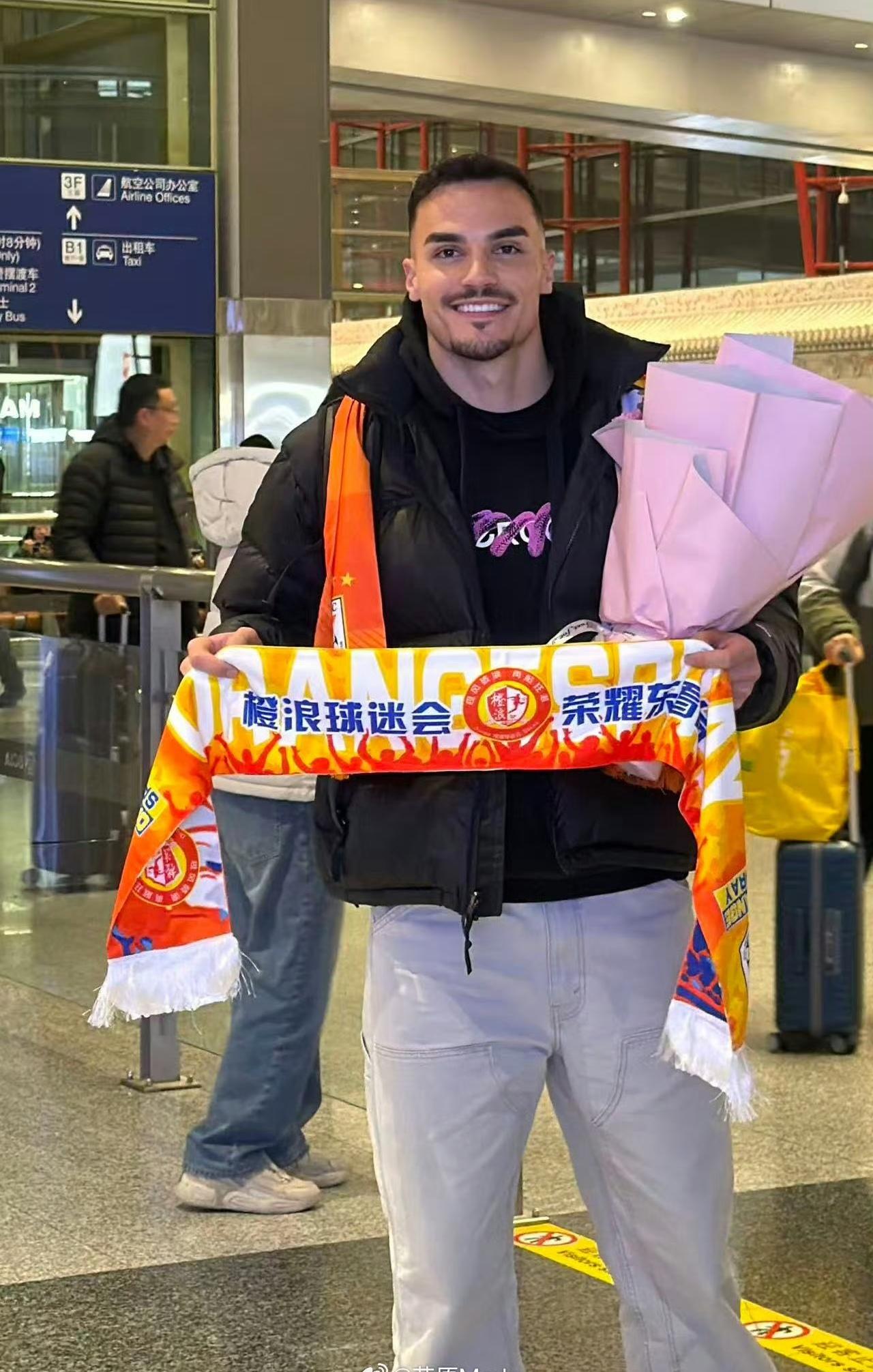 泰山队新外援中卫今天终于来了，也算是给山东球迷新春礼物吧，随着球队跟队记者确认和