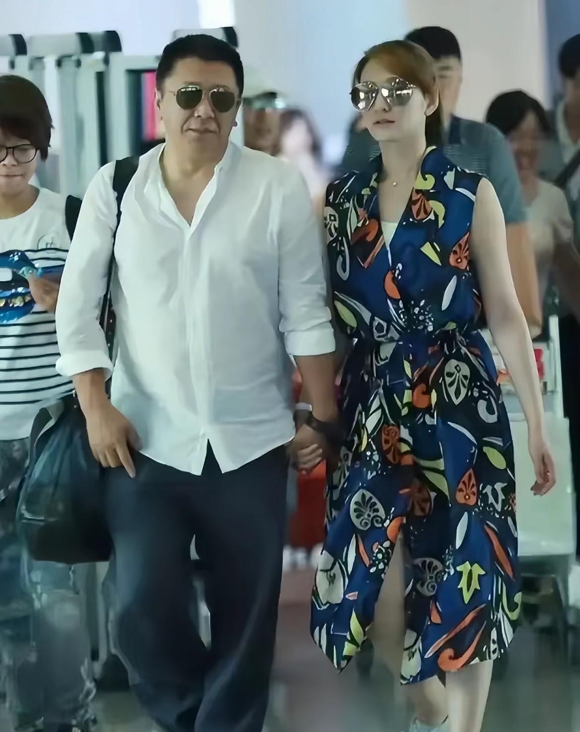 这夫妻俩真是恩爱，很有夫妻相，李小冉身材出了名的好，他老公也气度不凡。