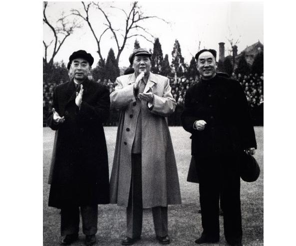 毛泽东同志对薄一波同志评价很高，1945年党的七大选举中央委员时，还亲自提名薄一