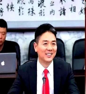 我那干快递员的叔叔亲眼见过刘强东。他讲起另一件事儿就乐。前阵子站里有个临时工
