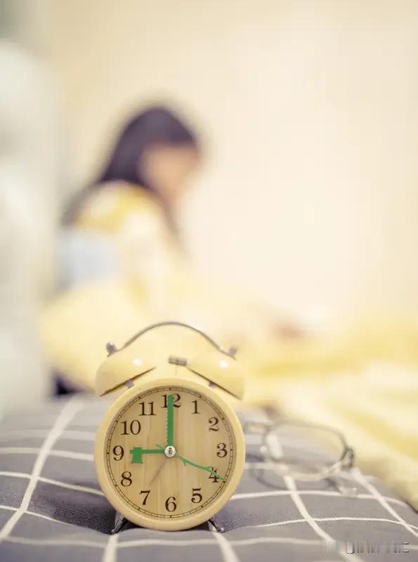 养生可不只是吃。锻炼就很重要，有氧运动像跑步、瑜伽、游泳，无氧运动借助哑铃、弹力