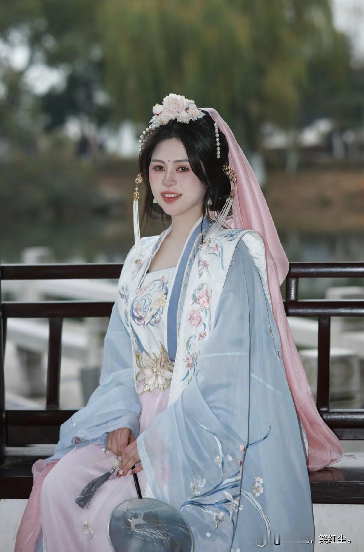 花开花落，春去春来。来年依旧见花开花落不负流水花落