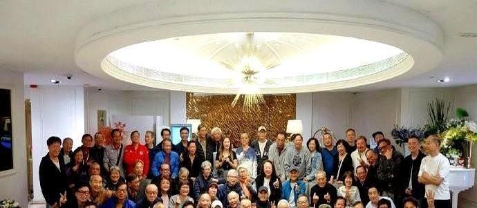 “廖太，食多件叉烧。”你看报道，说周润发在酒楼给廖启智遗孀夹菜。就这个动作，让