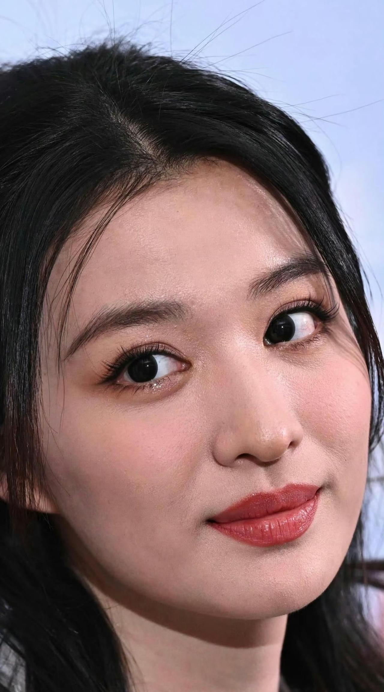 王楚然是很大气的长相，给人的感觉真的像刘亦菲，怪不得被称为“小刘亦菲”。