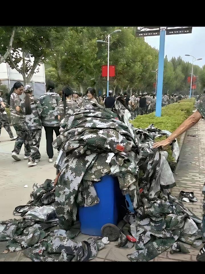 开学季，垃圾桶里堆满了军训服!一网友说她发现某学校门前垃圾桶堆满了学生军训服
