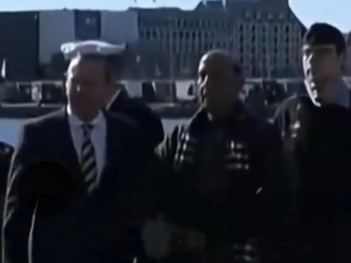 辛格在德国潜艇上出丑，估计这桩生意要黄！这事儿确实挺尴尬的，不过要说这桩80