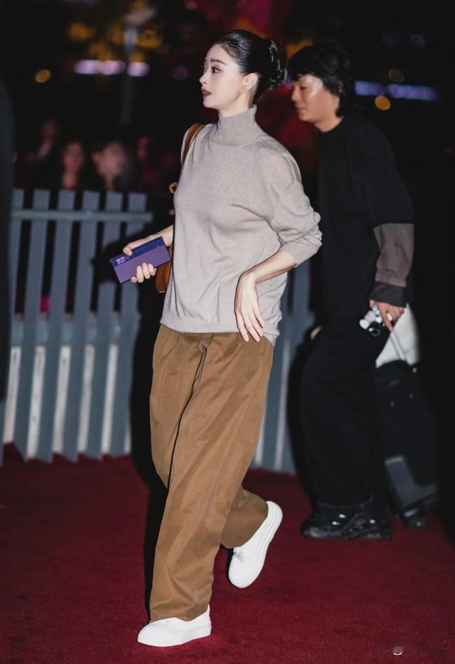 41岁蒋欣减肥成功颜值升级，高领毛衣配棕色长裤，简约穿搭尽显高级质感