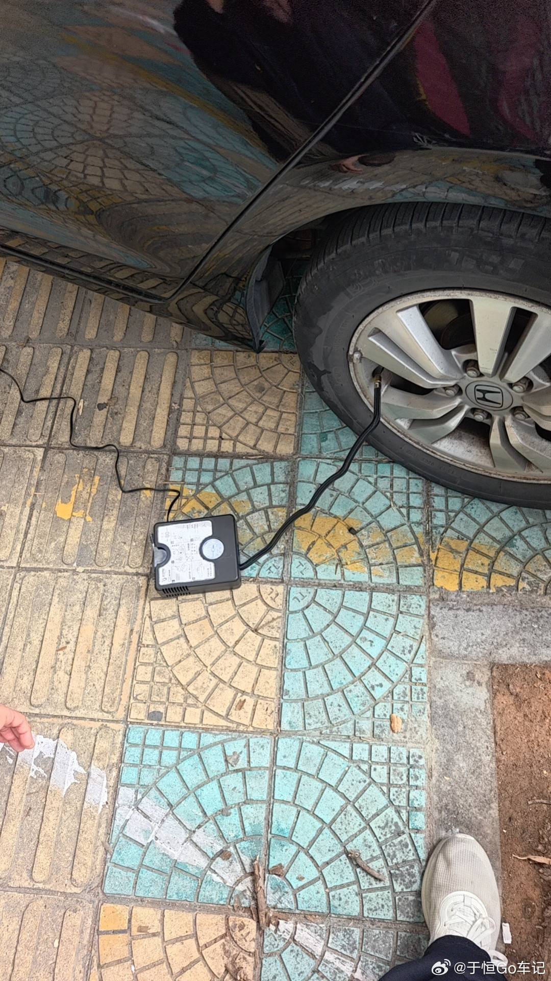 来帮同学老爸轮胎打个气，这年入上百万的低调老头还在开一台十几年前买的第八代雅阁！