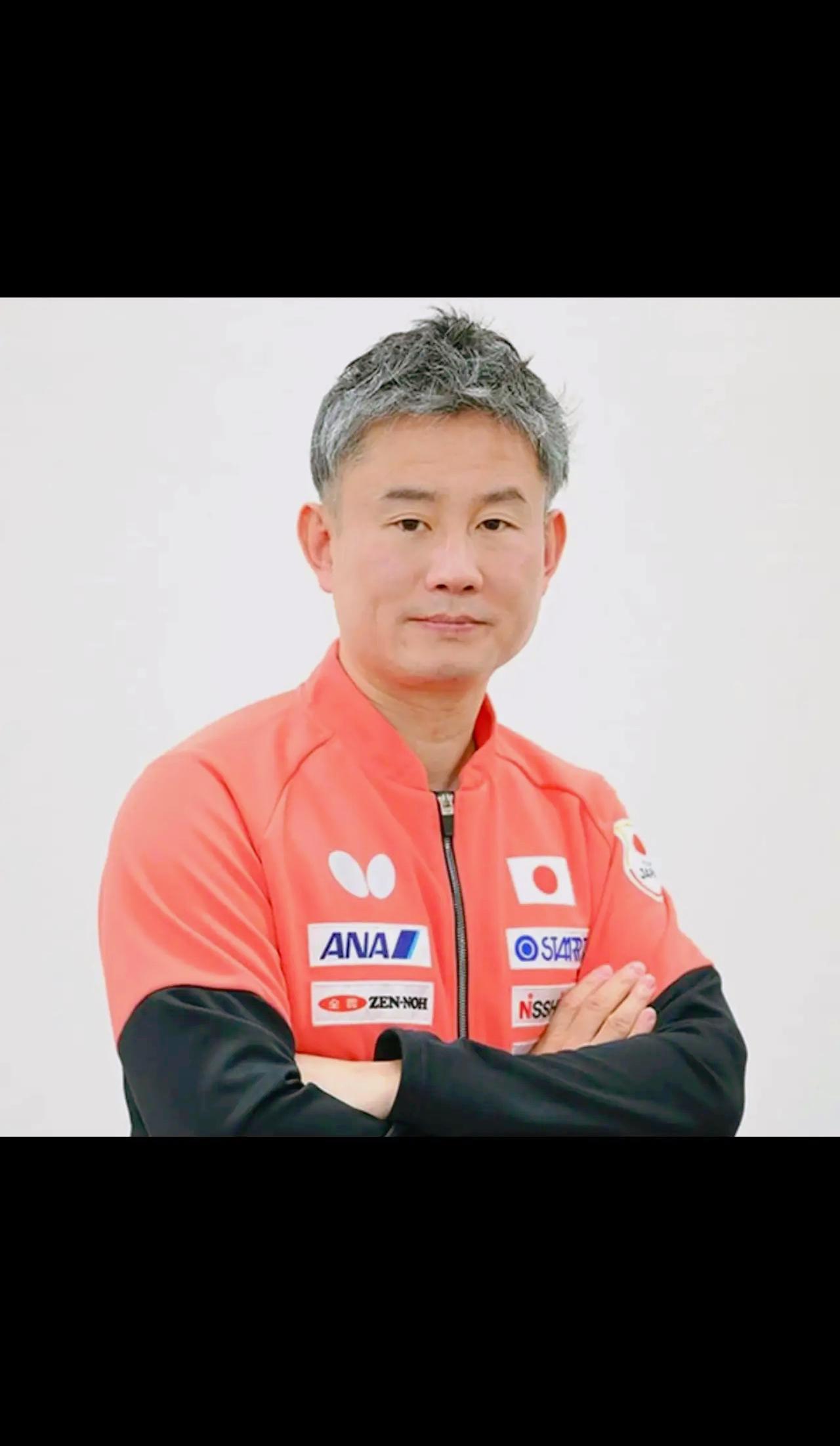 颁奖台上细微的神情差距，把人性的参差扒得干干净净咱们队员上去握手，对面日本队
