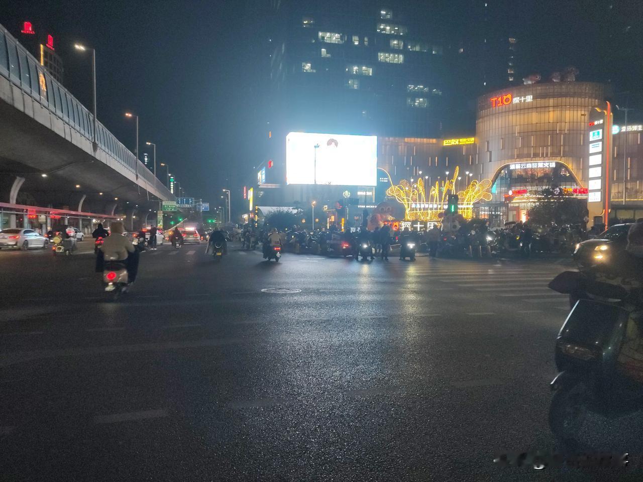 今天晚上六点左右，骑电动车经过陇海路桐柏路交叉口时发现该路口东南角的拥堵不见了！