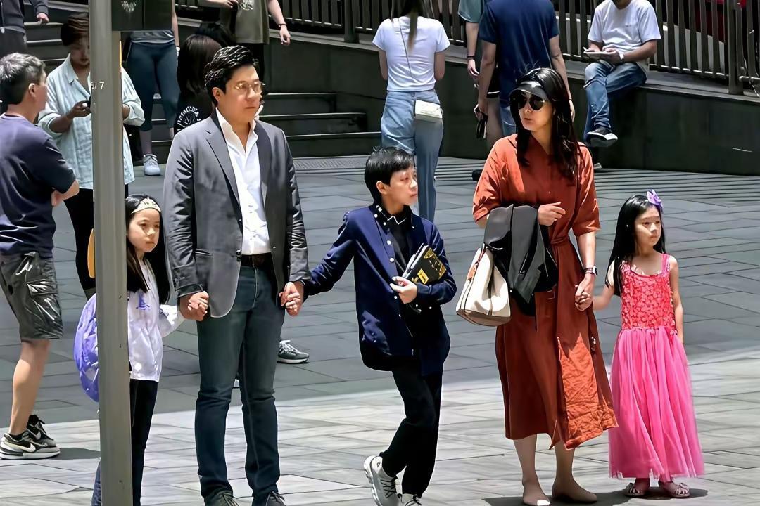 霍启刚把孩子送英国读书的事吵翻了天，一堆人骂“有钱人都跑了”“不爱国”。可扒开来