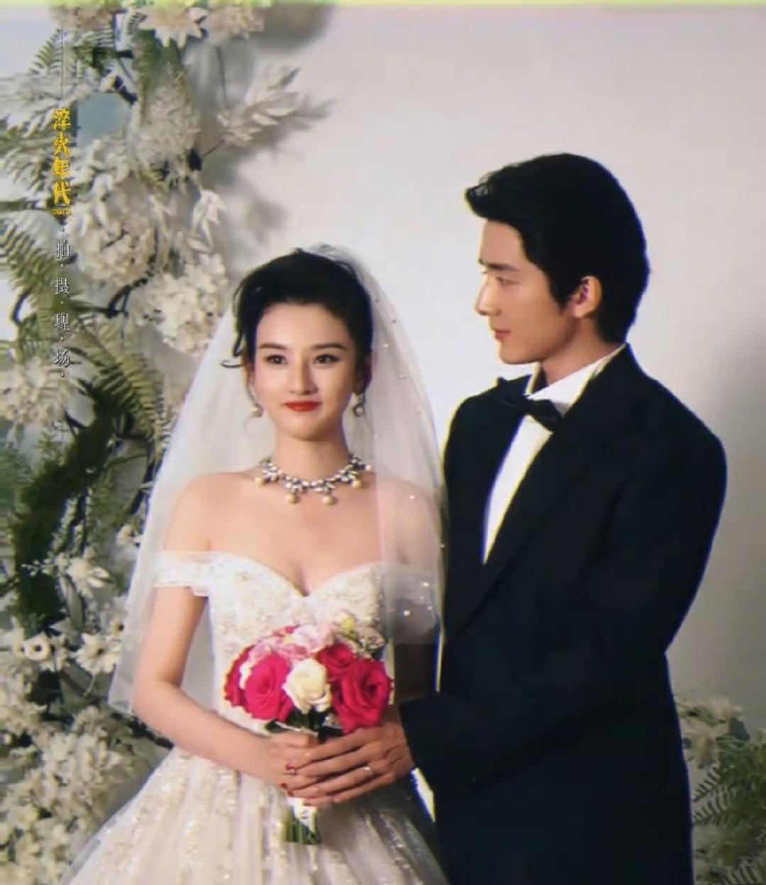 宋祖儿张新成这组复古婚纱照也太好看了吧！宋祖儿蓬松的头纱配上珍珠耳环项链，蕾丝