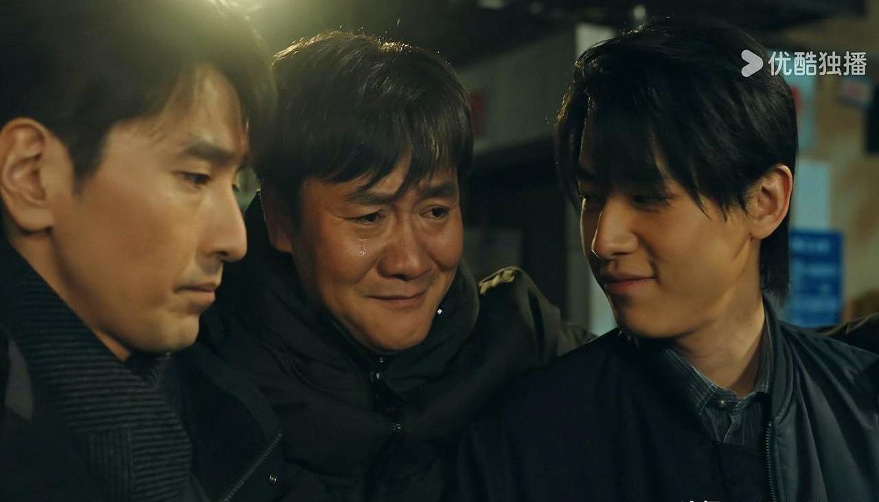 热搜爆了：36岁啃老弟弟，把全家拖进深渊？重庆某药企高管，地铁通勤、西装起球，